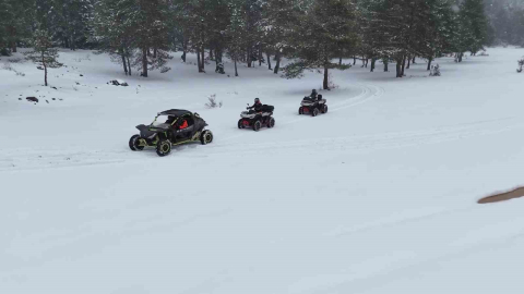 Nisan ayında beyaz örtünün keyfini ATV’lerle çıkardılar