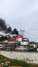 Başakşehir’de bulunan 4 katlı bir binanın çatı katında henüz bilinmeyen bir nedenle yangın çıktı. İtfaiye ekipleri yangına müdahale ediyor.
