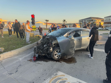 Yangın ihbarına giden itfaiye aracı otomobil ile çarpıştı: 2 yaralı