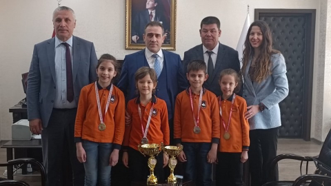 Kaymakam Memiş, tenis  şampiyonlarını ödüllendirdi