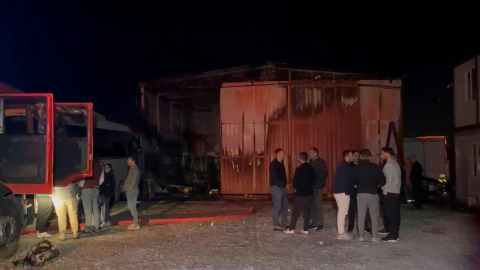 Servis minibüsünde çıkan yangın oto tamir dükkanına sıçradı