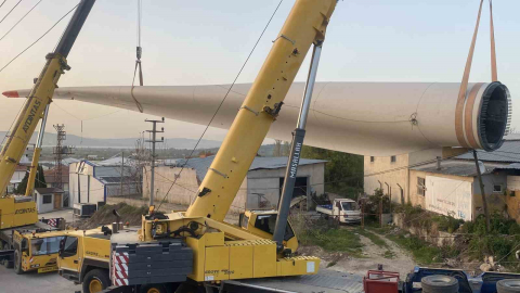Çanakkale’de fabrika üzerine devrilen rüzgar gülü 9 saatlik çalışmayla kaldırıldı