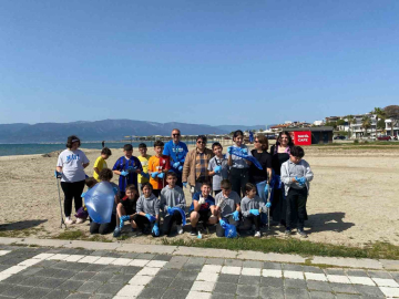 Burhaniye’de Hacı Mustafa Müdüroğlu Ortaokulu’ndan plaj temizliği