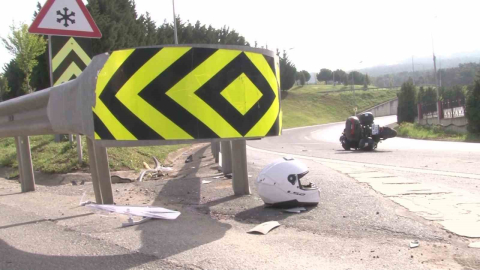 Kartal’da emniyet şeridine yanaşan otomobil ile motosiklet çarpıştı:1 ağır yaralı