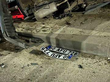 Kaldırıma çarparak yan yatan otomobildeki 2 kişi yaralandı