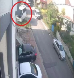 El freni boşalan midibüs apartmana çarparak durabildi