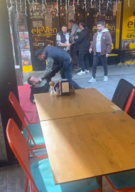 Beşiktaş’ta otomobil sürücüsü ve moto kuryenin tartışmasında yumruklar konuştu