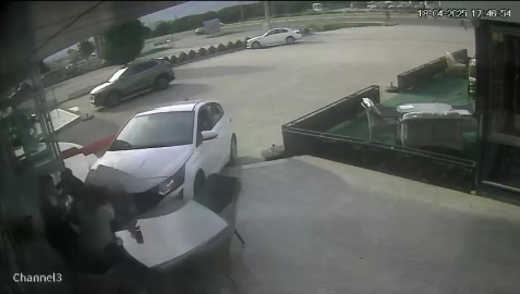 Önce motosiklet ile çarpıştı sonra mağazaya daldı