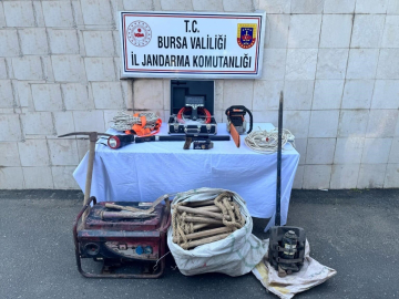 Bursa’da kaçak kazı yapan 4 kişi suçüstü yakalandı