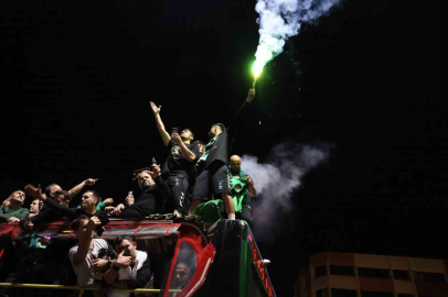 Futbolcular şampiyonluğu taraftara armağan etti