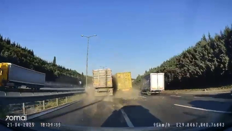 3 aracın karıştığı zincirleme kaza kamerada