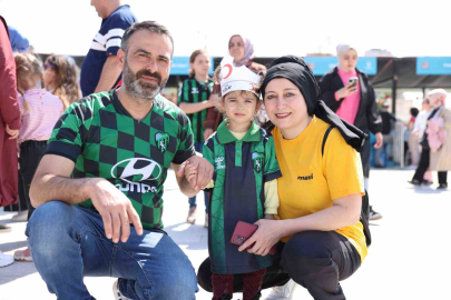 Meydanda çifte kutlama