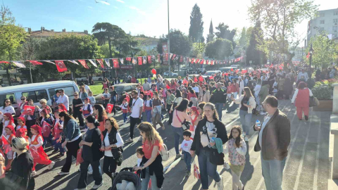 Tekirdağ’da 23 Nisan yürüyüşü renkli görüntülere sahne oldu