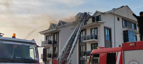 Çatı alev alev yandı, bina sakinleri gözyaşları içinde izledi