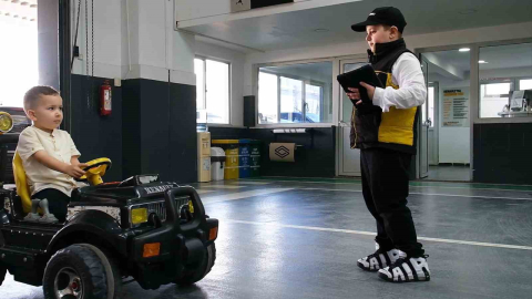 Önlüğü giyen minikler, ustalığa soyundu