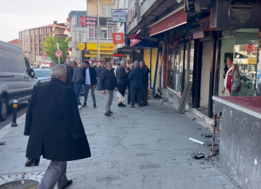 Esenyurt’ta direksiyonda fenalaşan sürücü işyerine daldı