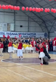 23 Nisan’da yürekleri ısıtan anlar: Bursa’da bir baba, özel eğitim sınıfındaki kızını yalnız bırakmadı