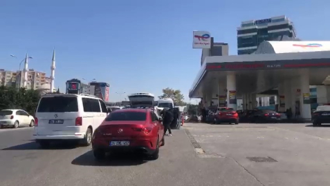 Depremden sonra akaryakıt istasyonlarında kuyruk oluştu