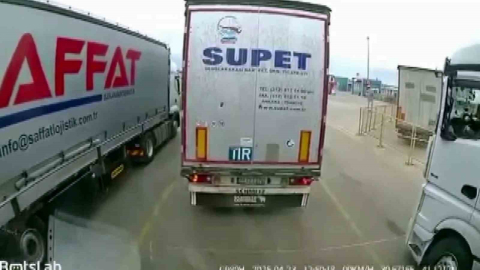 Depremin şiddetini gözler önüne seren görüntü: Tırlar beşik gibi sallandı