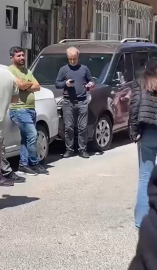 Herkes panik haldeyken bardağıyla sokağa çıkan adam çayını yudumladı