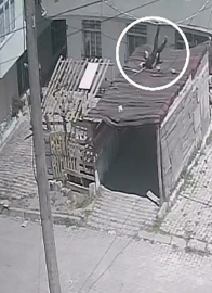 Deprem esnasında evinden garajın üzerine atladı