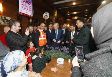 Cumhurbaşkanı Erdoğan’dan geceyi dışarda geçiren vatandaşları ziyaret