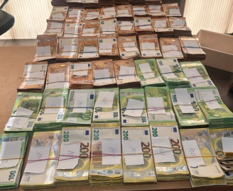 Yatağın altına gizlediği 524 bin 940 euro ile yakalandı