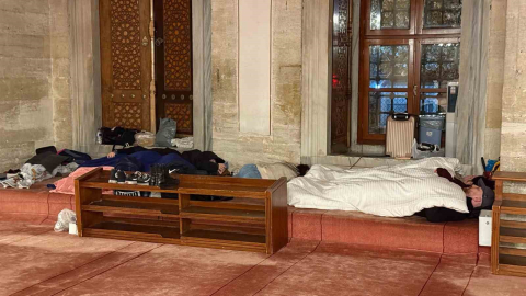 İstanbullular depremin ardından geceyi parklara kurdukları çadırlarda geçiriyor