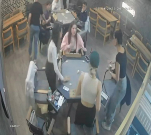 Depreme okey masasında depreme yakalandılar, panik anları kamerada