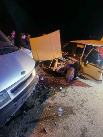 Panelvan ile kafa kafaya çarpışan otomobil hurdaya döndü: 3 hafif yaralı