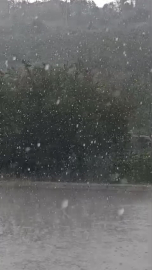 Kocaeli’de aniden bastıran dolu sürücülere zor anlar yaşattı