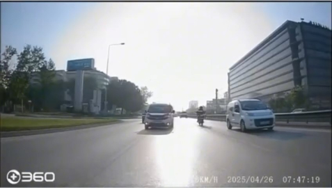 Makas atarak trafiği tehlikeye sokan otomobil kamerada
