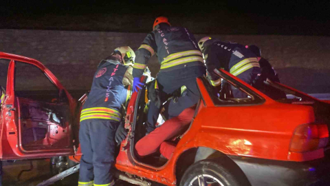 Bariyerlere giren otomobil, iki kişiye mezar oldu