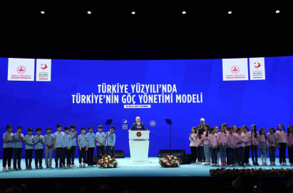Cumhurbaşkanı Erdoğan: "Dünya nüfusunun yüzde 3,6’sı göçmen. Botlar şişlenerek öldürülen göçmenler var. Bunları hep birlikte gördük, yaşadık. İmkanları sınırlı ülkeler kapasitelerinin çok üzerinde yük alıyor, yardım elini uzatıyor."