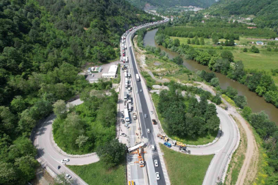 Hafif ticari araca çarpan 25 ton tavuk yemi yüklü tır D-650’yi kapattı