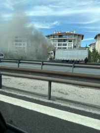 Kocaeli’de alevlere teslim olan tır, itfaiye ekiplerince söndürüldü