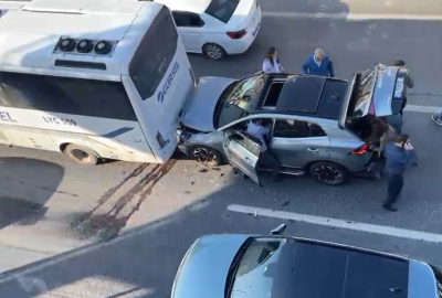 Avcılar’da kontrolden çıkan araç otobüse çarptı