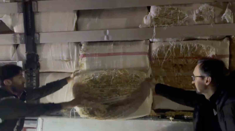 Balyaların arasından binlerce kaçak sigara çıktı