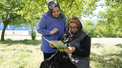 Kursa gitmeye fırsat bulamayınca bahçesinde okuma-yazma öğreniyor