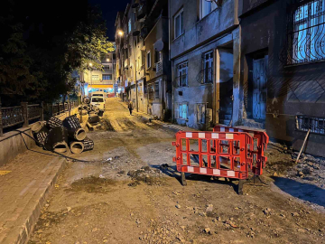 Bayrampaşa’da altyapı çalışması yapılan sokakta rögar kapağı patladı