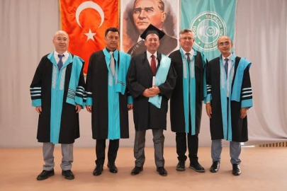 60 yaşında üniversite diploması sahibi oldu