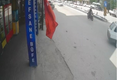 Aniden şerit değiştiren otomobile çarpan motosikletin sürücüsü yaralandı