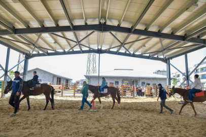 Esenyurt Belediyesi’nden özel çocuklara atla terapi etkinliği