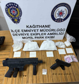 İstanbul’da metrobüs durağında uyuşturucu ticareti yapan 2 şüpheli yakalandı