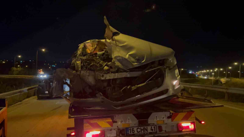 Otomobil kamyona çarptı: 2 yaralı