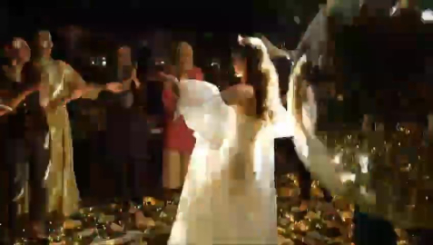 Disko topunun gelinin üstüne düştüğü anlar kameraya yansıdı