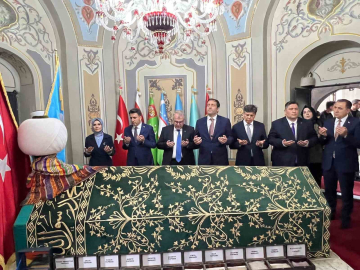 Bakan Göktaş, Ertuğrul Gazi Türbesi’ni ziyaret etti