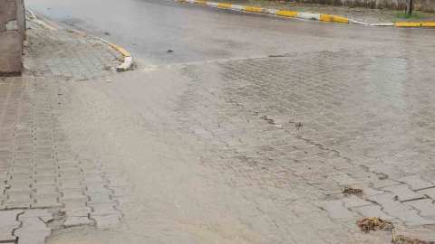 Bandırma’da sağanak yağış sele neden oldu...Vatandaşlar zor anlar yaşadı