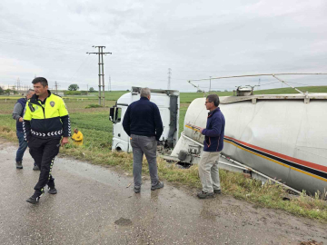 Edirne’de treyler silobas tarlaya devrildi: 1 yaralı