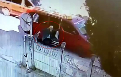 Dolmuştan inmek istedi, araç hareket edince sürüklendi